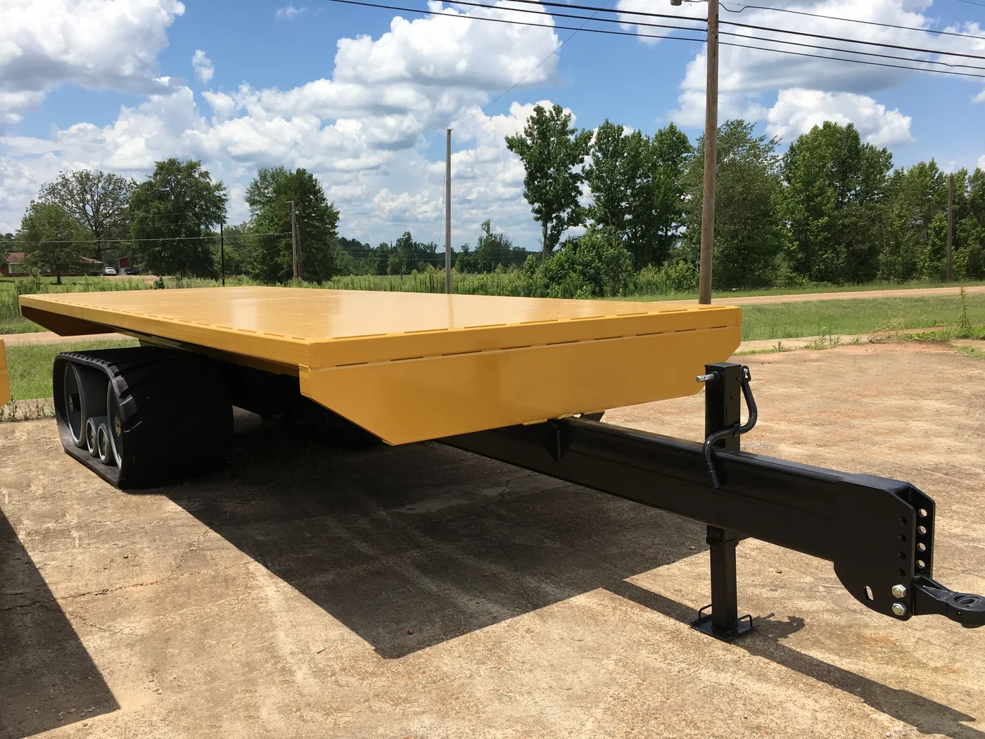 Rubber-track flat-bed trailer