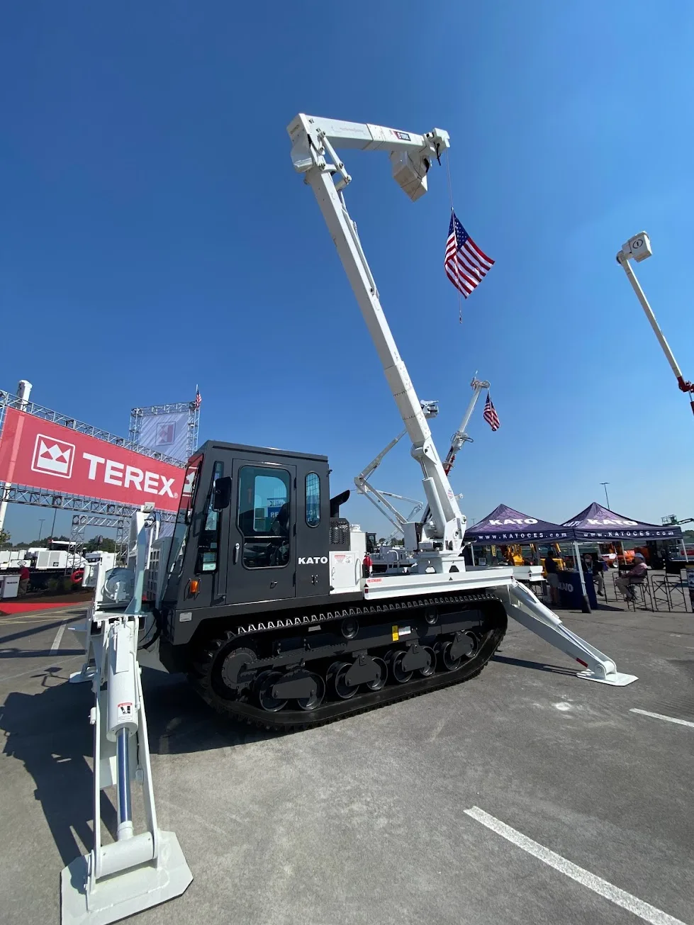 SEMI utility-configured tracked carrier