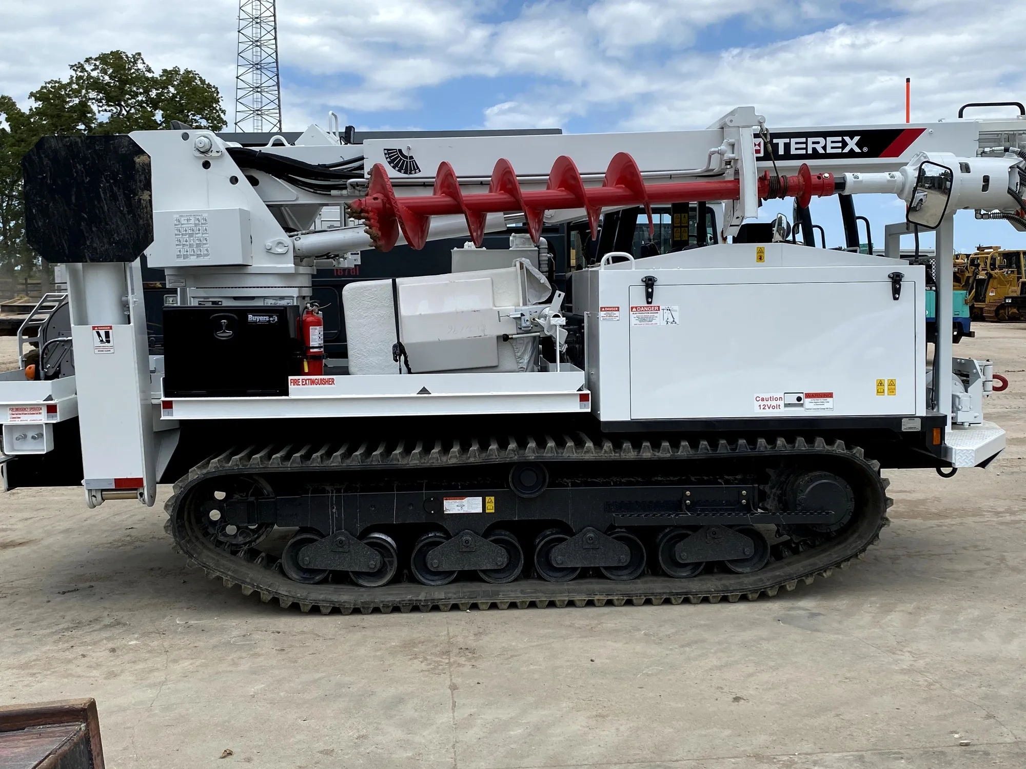 SEMI utility tracked digger derrick
